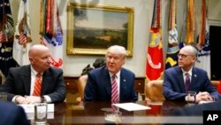 川普总统在白宫罗斯福室会晤国会共和党议员,讨论医保改革问题。（2017年3月10日）