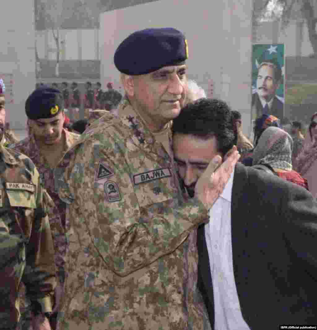 پاکستانی فوج کے سربراہ جنرل قمر جاوید باجوہ نے کہا کہ اسکول پر دہشت گردوں نے حملہ کر کے جو زخم لگایا وہ بہت گہرا ہے۔