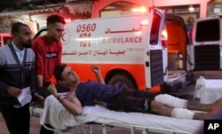 Doctors took a wounded young man to the treatment room after being shot in the left leg during a demonstration on the beach near the border fence between Gaza and the Gaza Strip in Beit Lahiya , in the northern Gaza Strip, November 19, 2018.