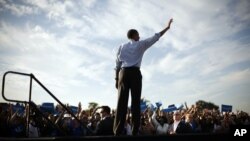 Tổng thống Barack Obama vẫy chào người ủng hộ tại cuộc vận động tranh cử ở trường trung học McArthur tại Hollywood, Florida, ngày 4/11/2012.