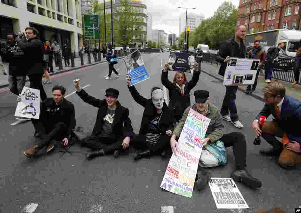 حامیان جولین آسانژ یکی از راه‌های منتهی به دادگاه وست‌مینیستر در لندن را مسدود کرده‌اند. روز پنجشنبه و در این دادگاه، درخواست استرداد جولین آسانژ به ایالات متحده آمریکا در حال بررسی است 