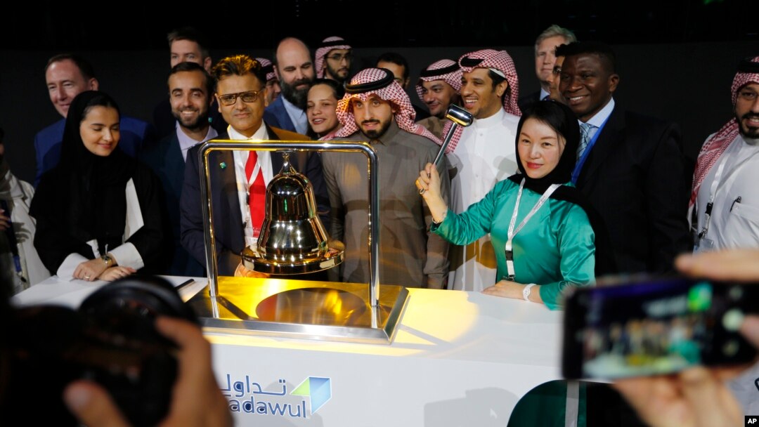 Pejabat perusahaan besar minyak Saudi, Aramco, saat merayakan penawaran saham perdana (foto: dok). 
