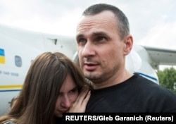 Oleg Sentsov recebido pela filha Alina Sentsova