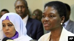 UN Under-Secretary General for Humanitarian Affairs Valerie Amos (R) speaks during a joint news conference with Sudanese Social Welfare Minister Amira al-Fadel Mohamed (L) in Khartoum, January 4, 2012.