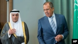 Menteri Luar Negeri Arab Saudi Adel al-Jubeir (kiri) dan Menlu Sergei Lavrov siap memberikan konferensi pers usai pertemuan di Moskow, Rusia, Selasa (11/8).