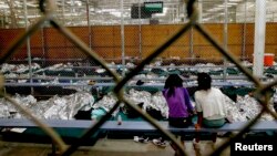 Nogales, Arizona'da özel bir tesiste tutulan kaçak yabancı çocuklardan ikisi Dünya Kupası'nı izliyor