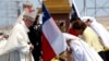 칠레 방문한 교황, 성추문 은폐 의혹 사제 옹호