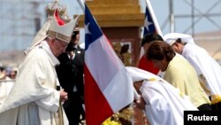 프란치스코 로마 가톨릭 교황이 18일 칠레 이키케의 로비토비치에서 진행된 미사에 참석해 성도들의 절을 받고 있다. 