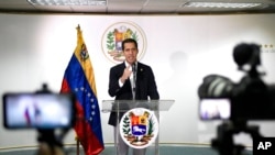 El presidente encargado de Venezuela, Juan Guaidó, expuso que él y sus colegas parlamentarios “siguen defendiendo, no al Parlamento, a los ciudadanos, que confían en el Parlamento".