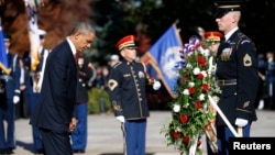 Presiden AS Barack Obama meletakkan karangan bunga di Taman Makam Pahlawan Arlington, Virginia pada Hari Veteran (11/11). 