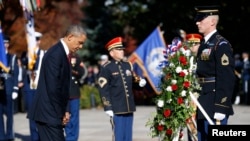 奥巴马总统11月11日为阿灵顿国家公墓无名将士墓敬献花圈。
