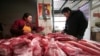 在上海，一位顾客在肉铺挑肉(资料照片)