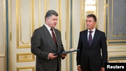 Ukrajinski predsednik Petro Porošenko i generalni sekretar NATO-a Anders Fog Rasmusen 