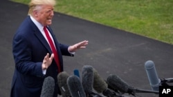 El expresidente Donald Trump habla con los reporteros antes de partir del Jardín Sur de la Casa Blanca, en Washington, el 9 de septiembre de 2019.