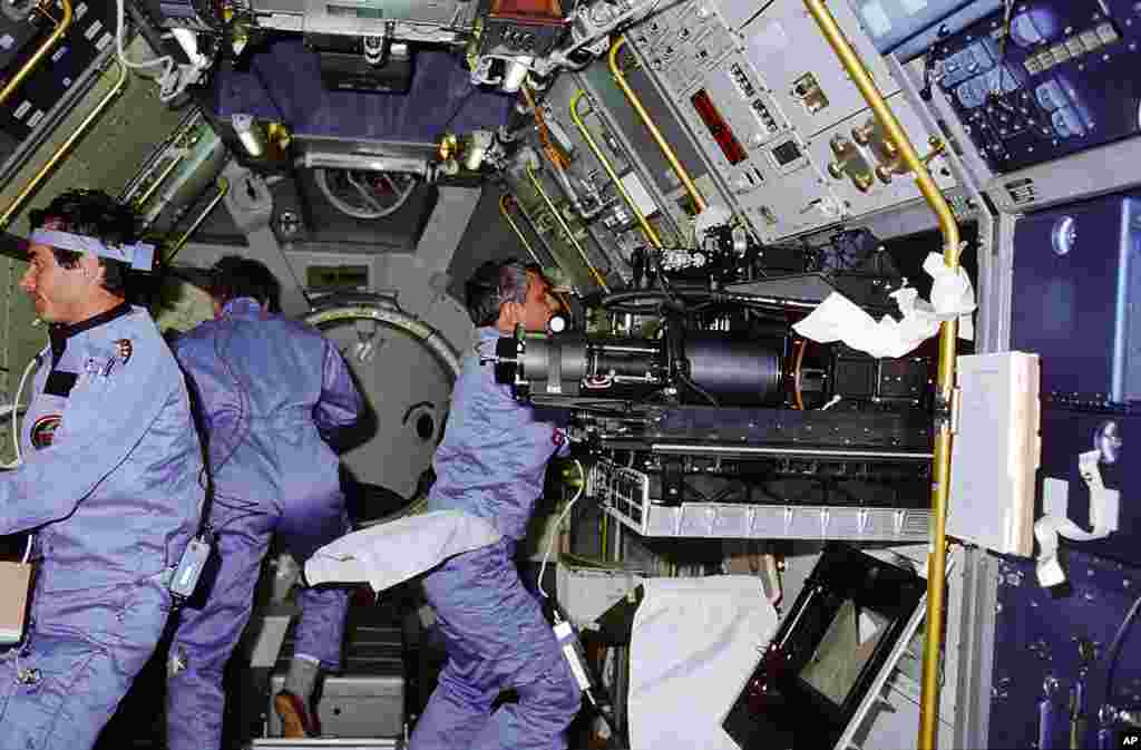 1983年11月28日到12月8日: “哥伦比亚号”执行首次太空实验室计划，同时运送欧洲宇航局的首位宇航员---德国人乌尔夫•默博尔德(Ulf Merbold，左)。