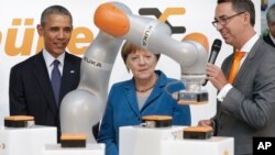 El presidente Barack Obama y la canciller Angela Merkel recorrieron la feria de Hanover y se detuvieron en locales de firmas innovadoras estadounidenses.