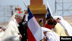 Pap Franswa ki t ap resevwa salitasyon fidèl yo pandan lit ap selebre yon mès nan Lobito Beach, nan vil Iquique, o Chili, jedi 18 janvye 2018 laa. 