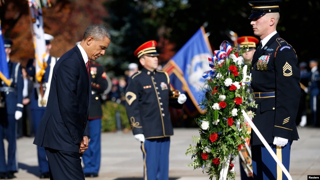 Presiden AS Barack Obama meletakkan karangan bunga di Taman Makam Pahlawan Arlington, Virginia pada Hari Veteran (11/11). 