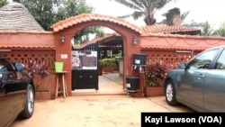 Un dispositif de lave-mains devant un restaurant, Lomé, 6 août 2020. (VOA/Kayi Lawson)