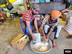 Manveer Singh, a postgraduate, helps prepare a community meal for protesters in India. (A. Pasricha/VOA)