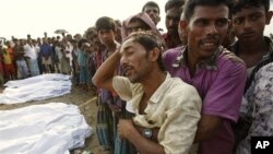 বাংলাদেশে লঞ্চডুবিতে লোকজনের শোক প্রকাশ