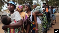 Des électrices devant un bureau de vote à Luanda, Angola, 31 août 2012.