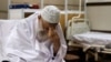 آیت‌الله علی خامنه‌ای رهبر جمهوری اسلامی ایران در حال نماز در بیمارستان - ۲۰ شهریور ۱۳۹۳