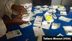 A Cocody, des électeurs ivoiriens cherchent leurs cartes, parfois en vain, 25 octobre 2015.