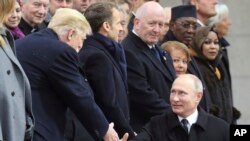 Donald Trump e Vladimir Putin cumprimentam-se no dia do Armistício