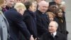 Donald Trump e Vladimir Putin cumprimentam-se no dia do Armistício