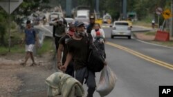 Una familia venezolana se aleja de la frontera venezolana en Pamplona, ​​Colombia, el 7 de octubre de 2020.