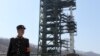 "북한, 2단계 로켓도 발사대 장착 완료"