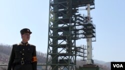 지난 2012년 4월 북한이 외부 언론에 공개한 동창리 미사일 발사장. 당시 발사에 최종 실패한 '은하3호' 로켓이 장착돼있다.(자료사진)