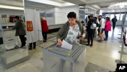 یوکرین کے مقبوضہ علاقوں میں روس کے زیر انتظام ریفرنڈم کا ایک منظر