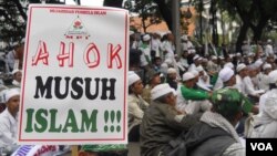 Para anggota Front Pembela Islam (FPI) berdemonstrasi menolak ditetapkannya penjabat Gubernur DKI Basuki "Ahok" Tjahaja Purnama sebagai Gubernur (10/11). (VOA/Andylala Waluyo)