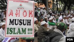 Para anggota Front Pembela Islam (FPI) berdemonstrasi menolak ditetapkannya penjabat Gubernur DKI Basuki "Ahok" Tjahaja Purnama sebagai Gubernur (10/11). (VOA/Andylala Waluyo)