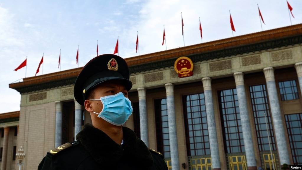 资料照片：中国全国人大会议闭幕后举行的记者会结束后，一名武警士兵站在北京的人民大会堂外。(2023年3月13日)(photo:VOA)
