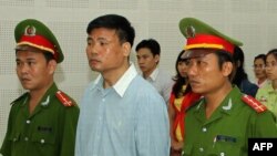 Blogger Truong Duy Nhat stands trial at a local People's Court in the central city of Da Nang. (File)
