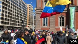 La marcha a favor del gobierno de Juan Guaidó se denominó SOS Venezuela y, la oficialista fue llamada Hands off Venezuela.