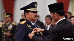 Indonesian President Joko Widodo attaches the rank to the new Armed Forces Chief Marshall Hadi Tjahjanto during an inauguration ceremony at the Presidential Palace in Jakarta, Indonesia, Dec. 8, 2017, in this photo taken by Antara Foto. 