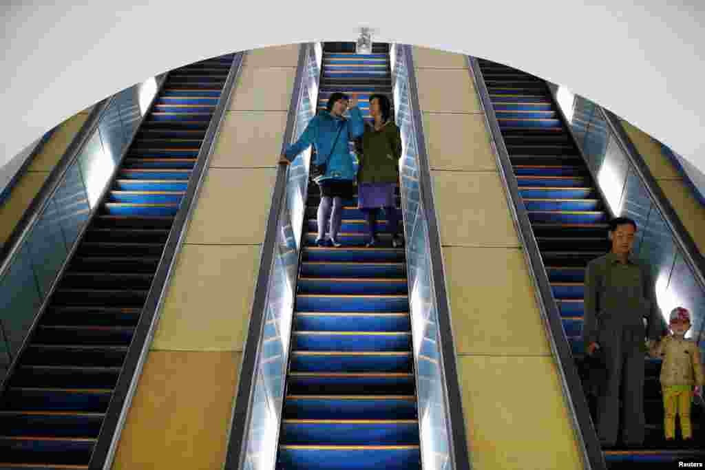 평양 중심가 지하철 역에서 승객들이 에스컬레이터를 타고 내려오고 있다.