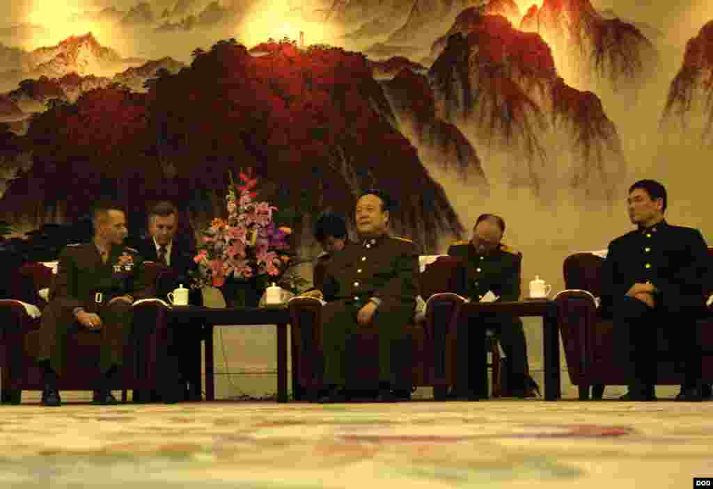 2007年，郭伯雄接待来访的美国参谋长联席会议主席佩斯上将（美国国防部照片，2007年3月22日）