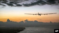 Foto dari Jean Revillard, Solar Impulse 2, sebuah pesawat tenaga surya dengan pilot Andre Borschberg, menuju bandara Kalaeloa dekat Honolulu, 3 Juli 2015. 