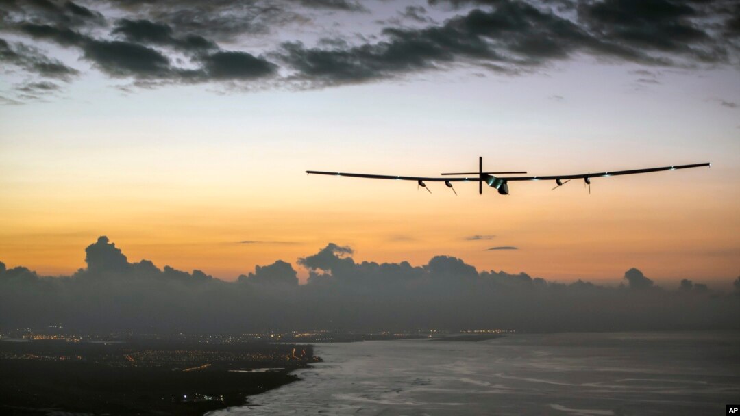 Foto dari Jean Revillard, Solar Impulse 2, sebuah pesawat tenaga surya dengan pilot Andre Borschberg, menuju bandara Kalaeloa dekat Honolulu, 3 Juli 2015. 
