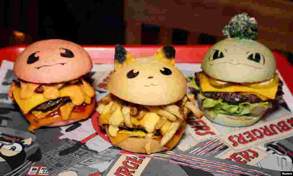 Pokeburgs, hamburger berbentuk tokoh-tokoh Pokemon, tampak di restoran Down N&rsquo; Out Burger di Sydney, Australia.&nbsp; Restoran tersebut menjual Pokeburgs dalam jumlah terbatas per harinya, untuk mewujudkan selera penggemer Pokemon Go, permainan berbasis lokasi realitas tertambah (augmented reality).