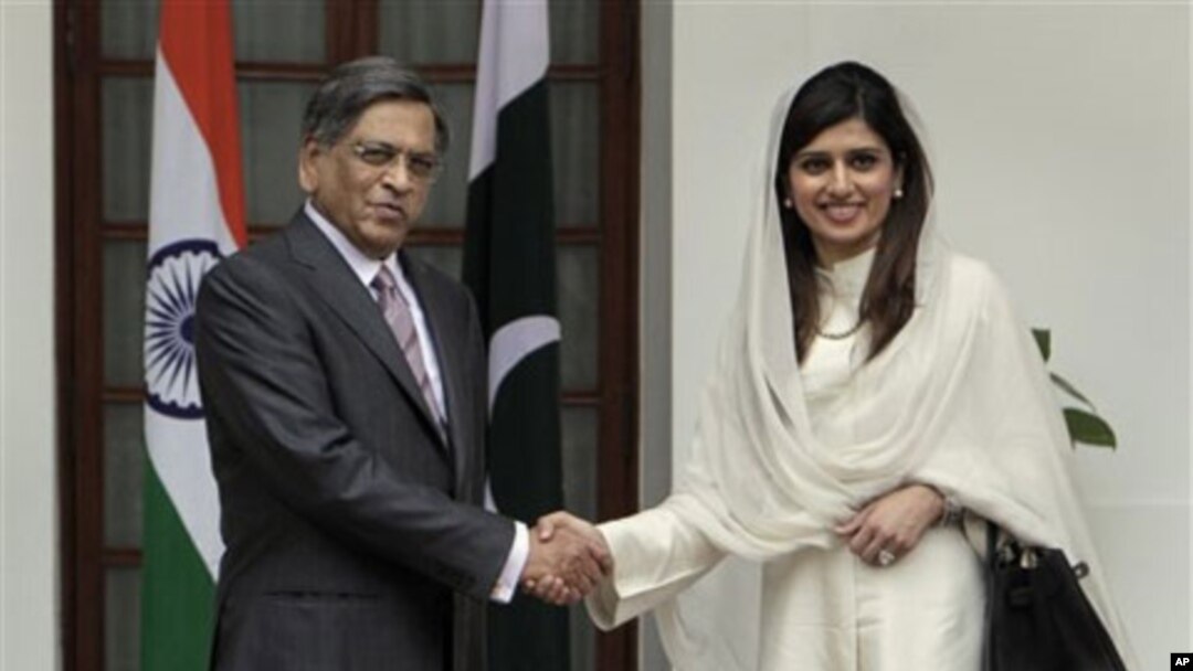 Menlu India S.M. Krishna dan Menlu Pakistan Hina Rabbani Khar sebelum pembicaraan di New Delhi, India (foto: dok). Kementerian Luar Negeri kedua negara sepakat melakukan pertukaran daftar fasilitas nuklir. 
