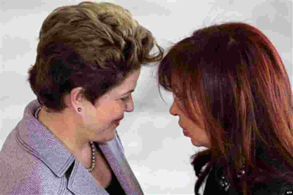 Argentina's President Cristina Fernandez, right, and Brazil's President Dilma Rousseff speak during a welcoming ceremony at the Planalto Palace in Brasilia, Brazil, Friday, July 29, 2011. Fernandez is on a one-day visit to Brazil. (AP Photo/Eraldo Peres)