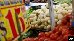 Egyptian worshippers celebrate Coptic Orthodox Christmas Eve Mass in the Church of Saint Samaan the Tanner, Cairo, Jan. 6, 2022. (H. Elrasam/VOA) 