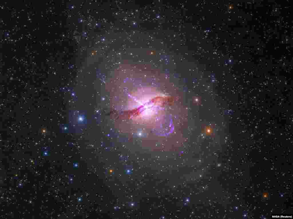 Galaksi kelima yang paling cemerlang di langit, Centaurus A, terlihat dalam foto yang dirilis NASA pada 1 Mei 2014. Centaurus A adalah galaksi aktif dengan jarak sekitar 12 juta tahun cahaya dari bumi dan merupakan bagian kolaborasi &#39;kuartet galaksi&#39; dari para astronom profesional dan amatir yang menggabungkan data optik dari teleskop amatir dengan data arsip dari misi-misi NASA.