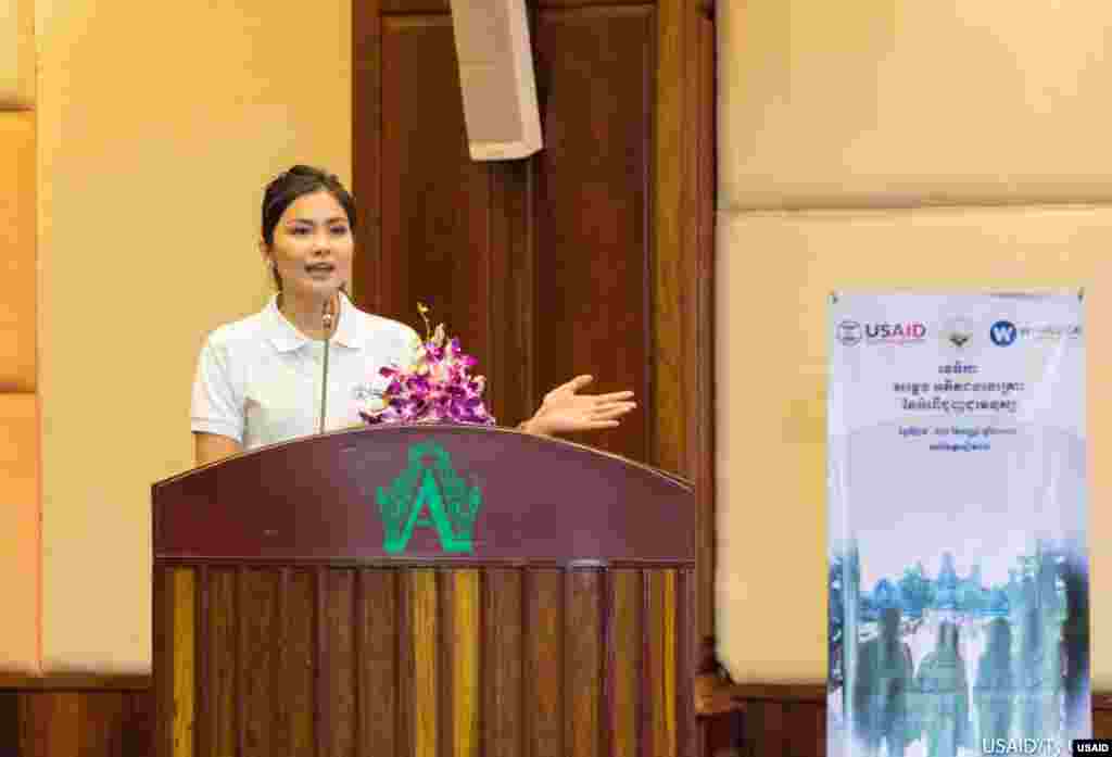 កញ្ញា មាន សុនីតា ជាតារាសម្តែង ស្ថាបនិក ផ្ទះស្រឡាញ់ ដែលជាហាងផលិតក្រម៉ាខ្មែរមួយនិងជាឯកអគ្គរដ្ឋទូតសុឆន្ទៈនៃគម្រោងប្រយុទ្ធប្រឆាំងអំពើជួញដូរមនុស្សនៅកម្ពុជា នៃUSAID។ ក្នុងនាមជាសហគ្រិនស្រ្តីវ័យក្មេង និង ឯកអគ្គរដ្ឋទូតសុឆន្ទៈ កញ្ញា សុនីតា បានប្រាប់ VOA កាលពីថ្ងៃទី០៦ មីនា ២០១៨ថា ការងារទាំងនោះមិនមានភាពងាយស្រួលទេសម្រាប់ស្រ្តីវ័យក្មេងដូចកញ្ញាប៉ុន្តែទោះយ៉ាងណាក៏ដោយ កញ្ញាបន្តថា «បើសិនជាយើងអត់មានការលំបាកទេក៏យើង អត់មានជោគជ័យដូចថ្ងៃហ្នឹងដែរ»។ នៅក្នុងទិវានារីអន្តរជាតិ០៨ មីនា នេះកញ្ញាចង់ឲ្យស្រ្តីទាំងអស់គ្នាក្រោកឈរឡើង ធ្វើអ្វីដែលខ្លួនស្រឡាញ់។ «ស្រ្តីទាំងអស់គ្នា យើងគួរតែក្រោកឈរដើម្បីយើងធ្វើអ្វីដែលខ្លួនឯងស្រឡាញ់។ មិនថាបុរសមិនថាស្រី្តគឺមានសិទ្ធិស្មើគ្នាដើម្បីយើងក្រោកឈរទៅដល់ចំណុចគោលដៅដូចគ្នា មិនថាប្រុសគាត់អាចធ្វើបាន យើងក៏អាចធ្វើបានដែរ»។(រូបភាពផ្តល់ឲ្យ)